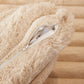 Housse de coussin beige en fausse fourrure épaisse sur canapé