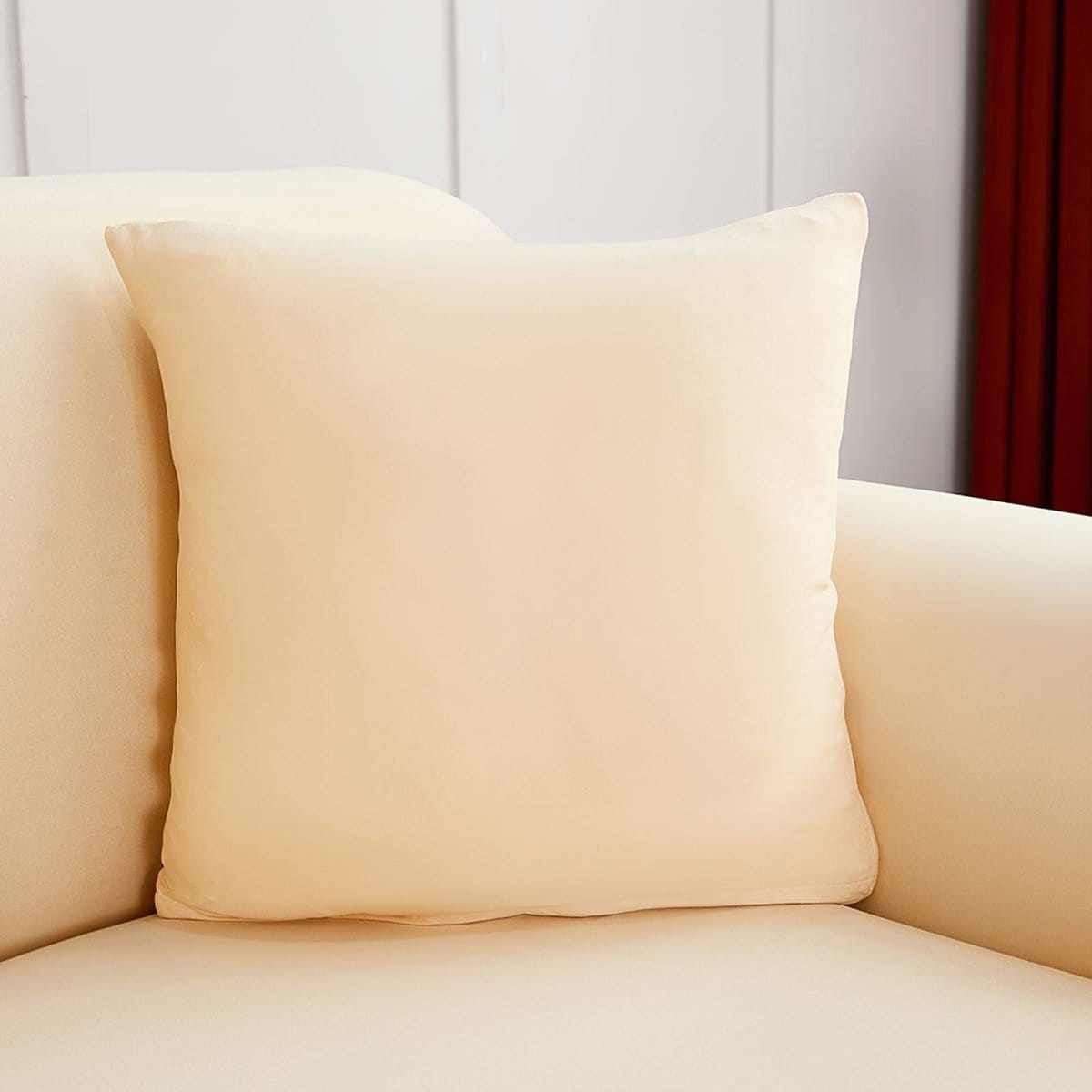 Deux housses de coussin beiges sur un canapé moderne
