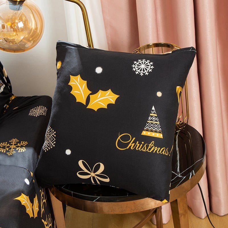 Deux housses de coussin noires extensibles sur un canapé moderne