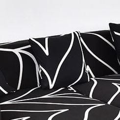 Deux housses de coussin noires extensibles sur un canapé