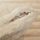 Housse de coussin en fausse fourrure blanche sur canapé