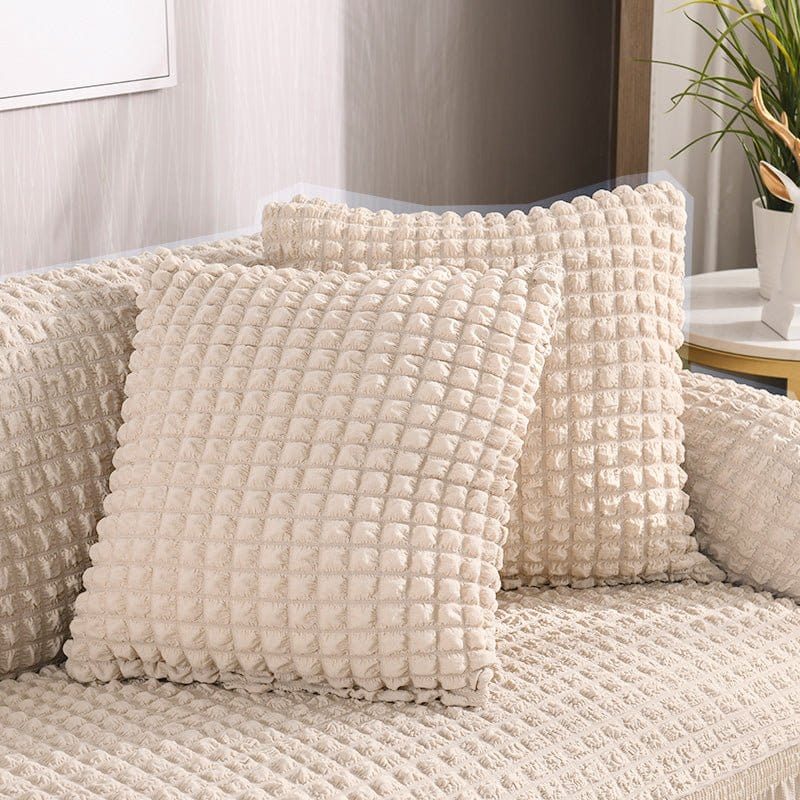 Deux housses de coussin blanches sur fond neutre