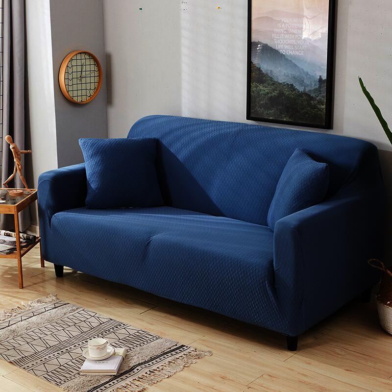 Housse de coussin bleue imperméable sur canapé beige