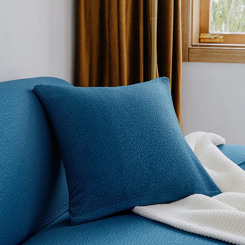 Housse de coussin bleue imperméable sur canapé blanc