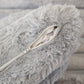Housse de coussin bleue en fausse fourrure épaisse, vue de face