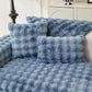 Gros plan sur texture douce de housse de coussin bleue