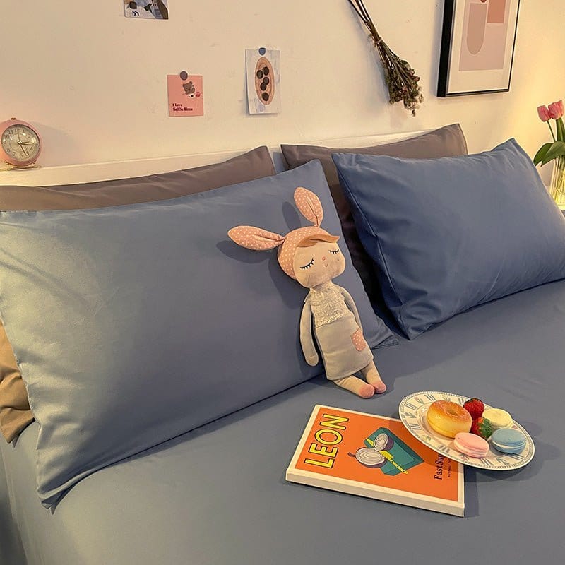 Deux housses de coussin bleu sur fond neutre, tissu résistant