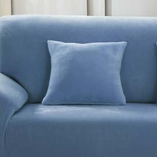 Deux housses de coussin en velours bleu ciel sur canapé