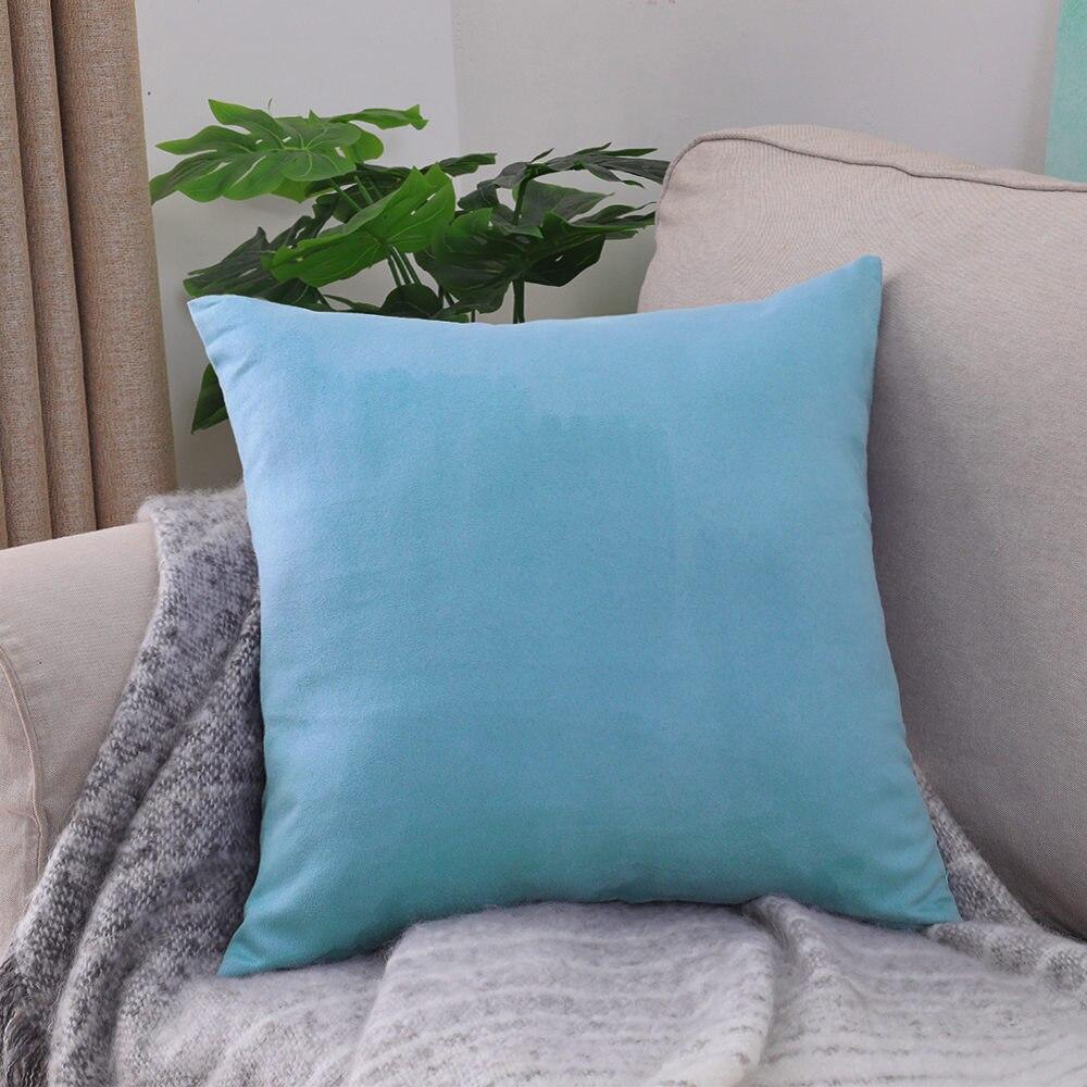 Deux housses de coussin bleu ciel sur fond blanc