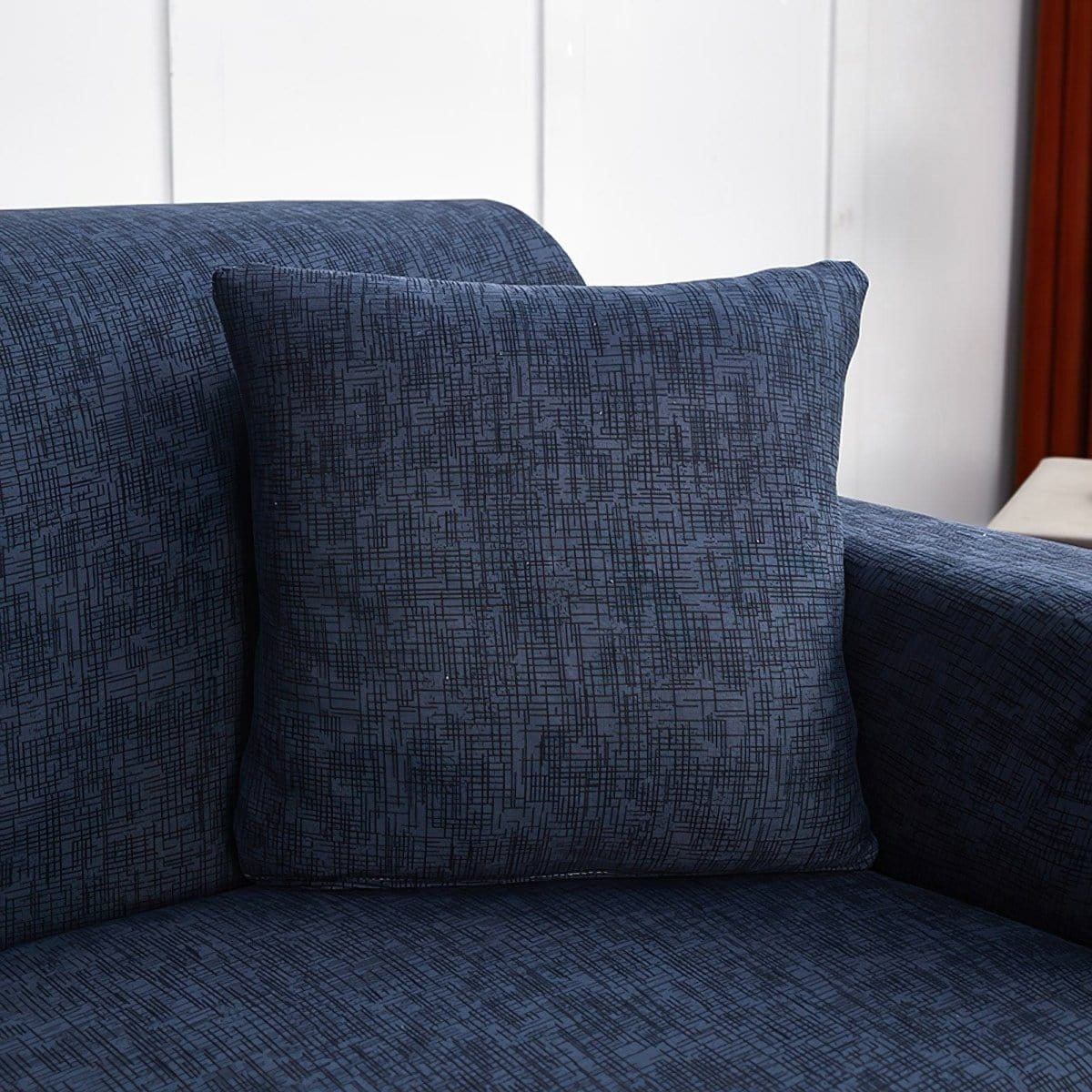 Housses de coussin bleues extensibles sur canapé moderne