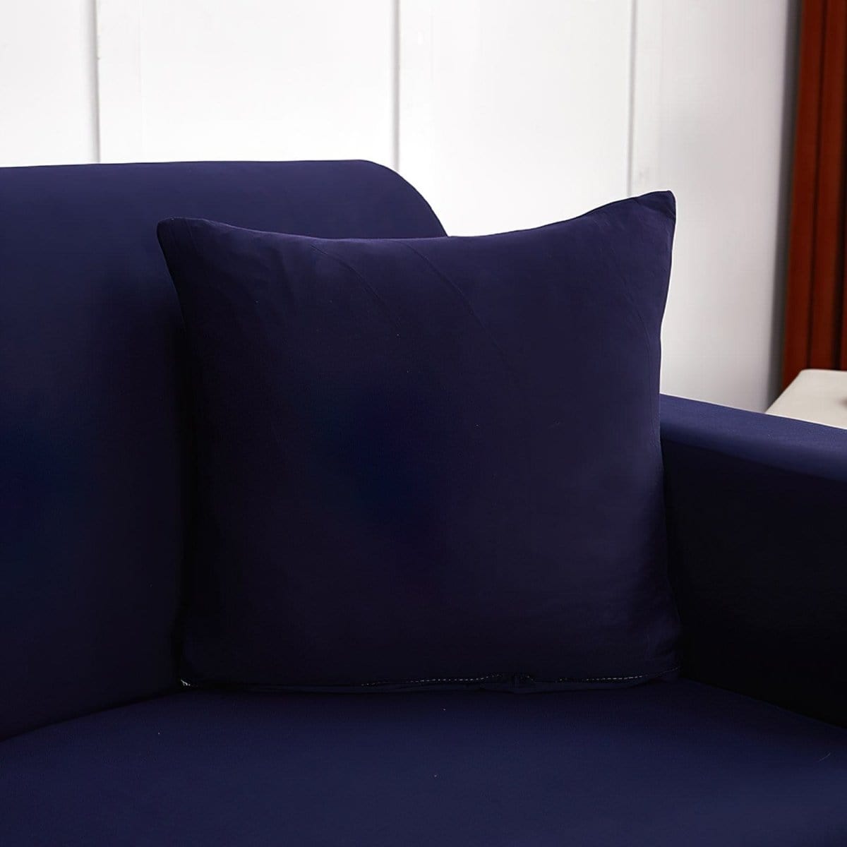 Deux housses de coussin bleu marine sur fond blanc
