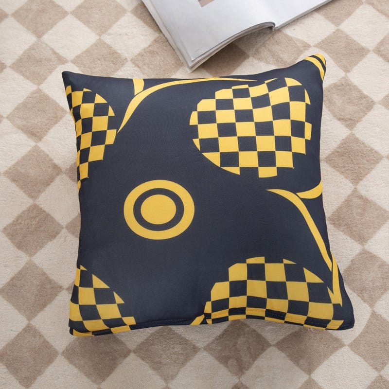 Deux housses de coussin extensibles sur un canapé beige
