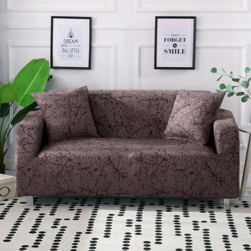 Deux housses de coussin marron sur un canapé moderne