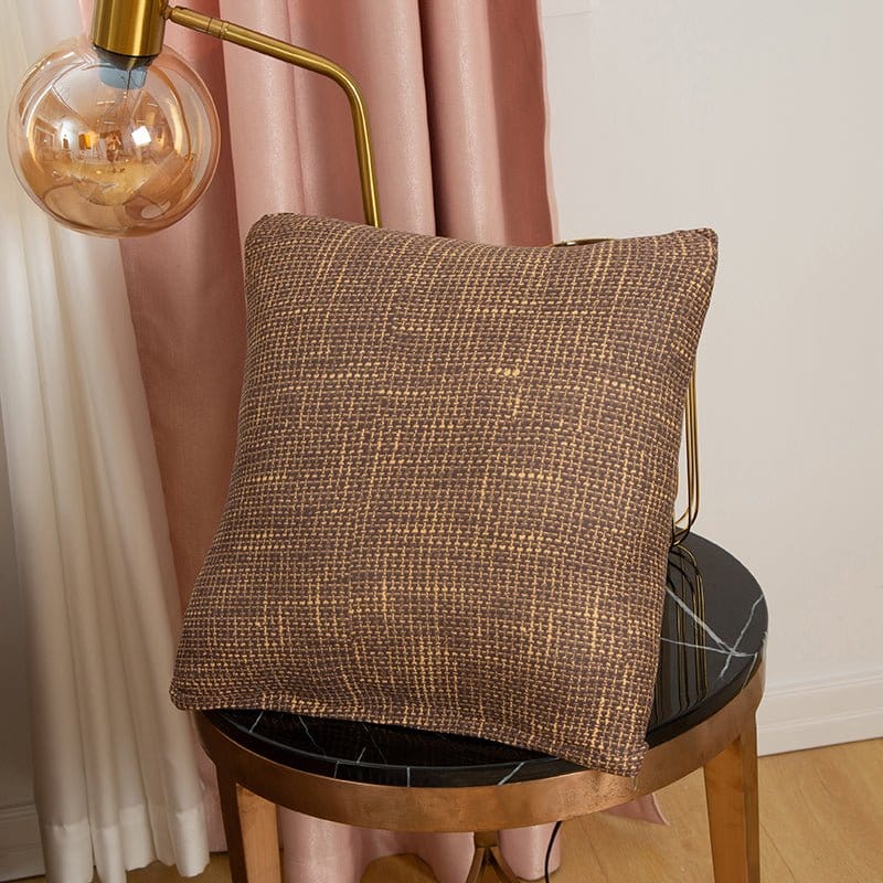 Deux housses de coussin rouges extensibles sur un canapé gris
