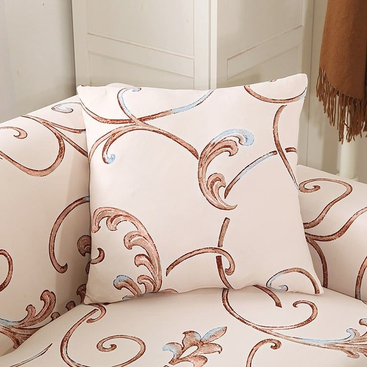 Deux housses de coussin extensibles sur un canapé moderne