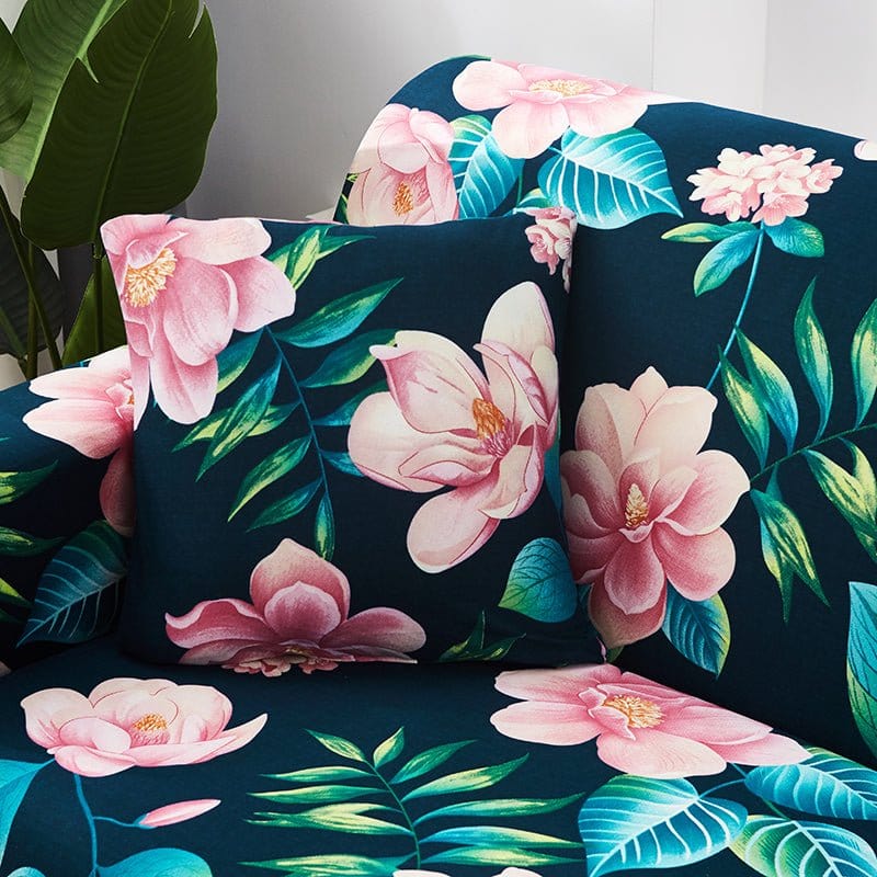 Deux housses de coussin extensibles sur un canapé gris