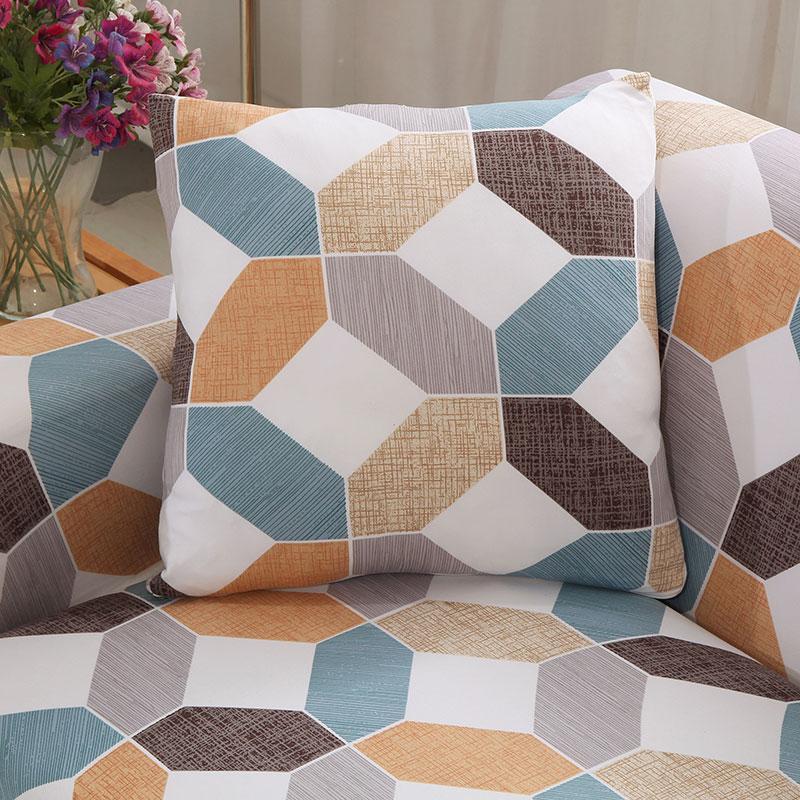 Deux housses de coussin extensibles sur un canapé moderne
