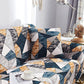Deux housses de coussin en tissu élastique sur un canapé