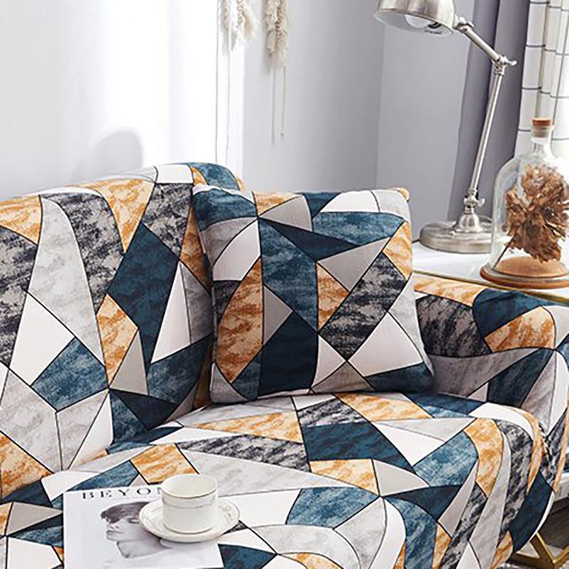 Deux housses de coussin en tissu élastique sur un canapé