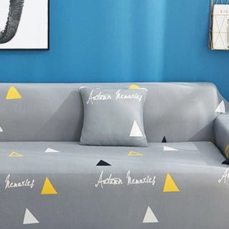Deux housses de coussin grises sur un canapé moderne