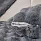 Housse de coussin grise en fausse fourrure douce