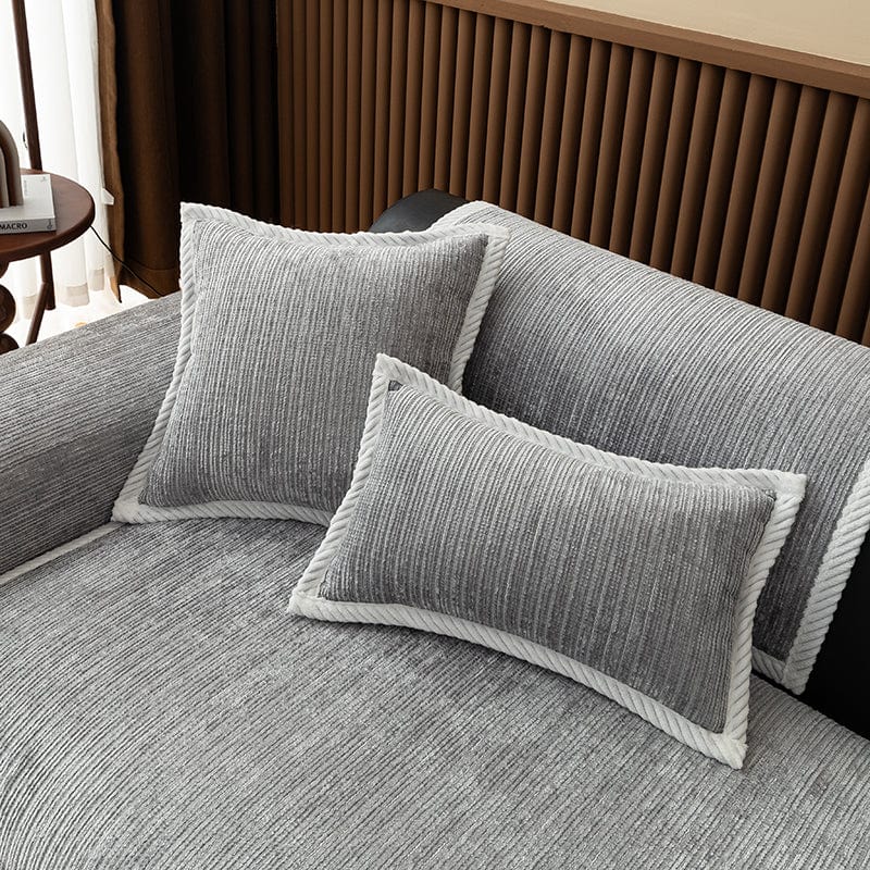 Housse de coussin gris clair en chenille côtelée sur canapé