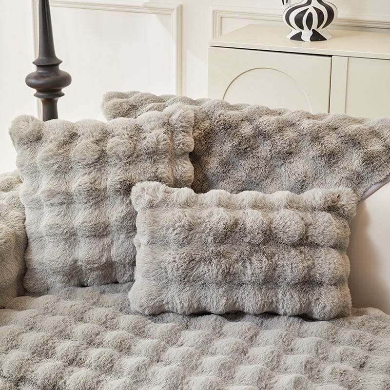 Gros plan sur texture douce de housse de coussin en fausse fourrure