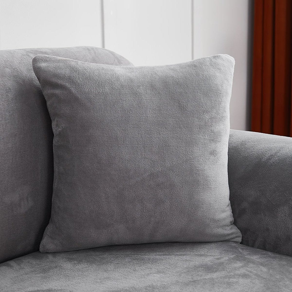Deux housses de coussin en velours gris clair sur fond neutre