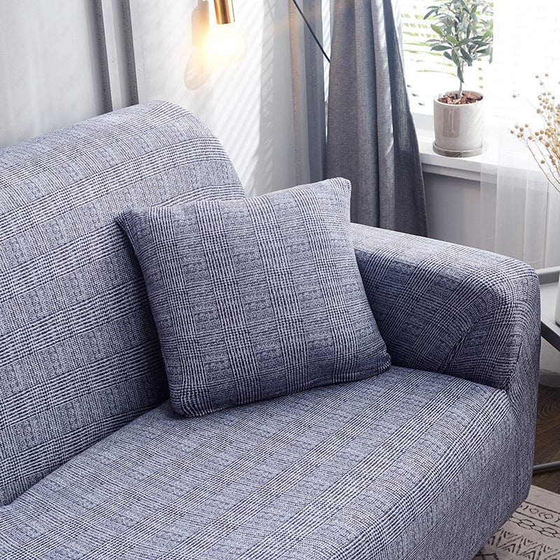 Deux housses de coussin grises sur un canapé moderne