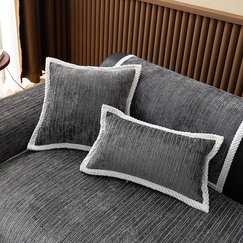 Housse de coussin gris foncé en chenille côtelée sur canapé