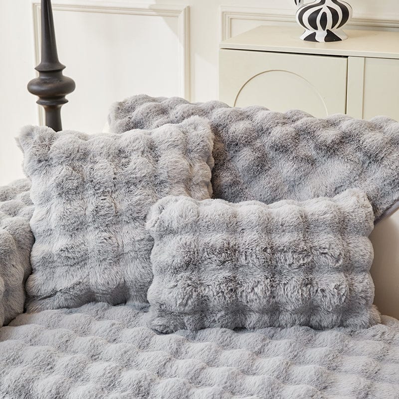 Détail de texture molletonnée d'une housse de coussin grise