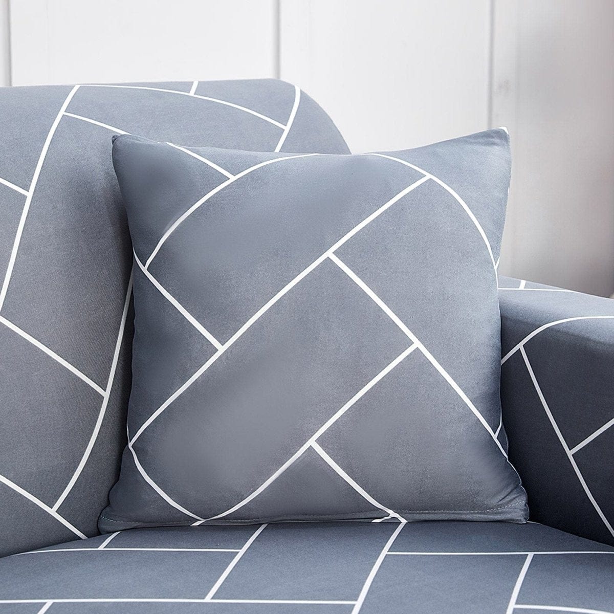 Deux housses de coussin grises extensibles sur fond blanc