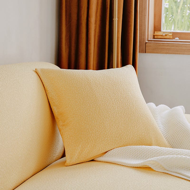 Housse de coussin jaune pâle sur canapé moderne