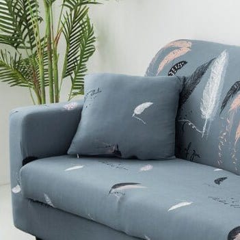 Deux housses de coussin extensibles sur un canapé moderne