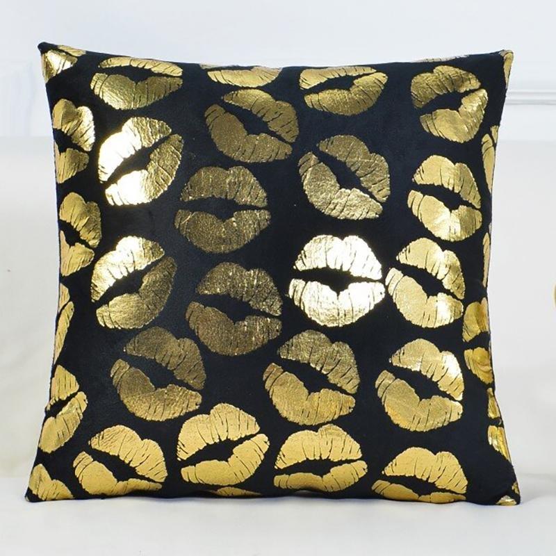 Housse de coussin extensible beige sur canapé moderne