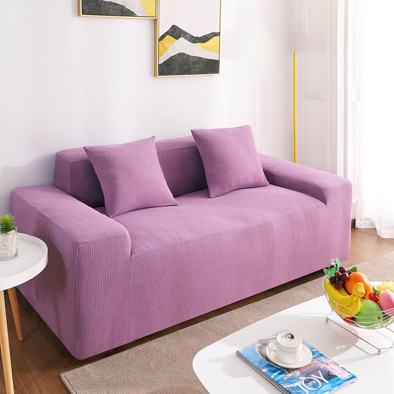 Housse de coussin violette sur canapé, tissu déperlant