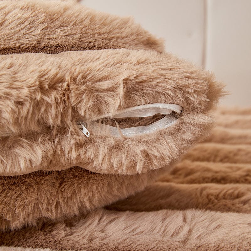 Housse de coussin marron en fausse fourrure épaisse