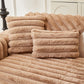 Vue rapprochée d'une housse de coussin en fausse fourrure