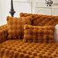 Gros plan sur la texture douce de la housse marron