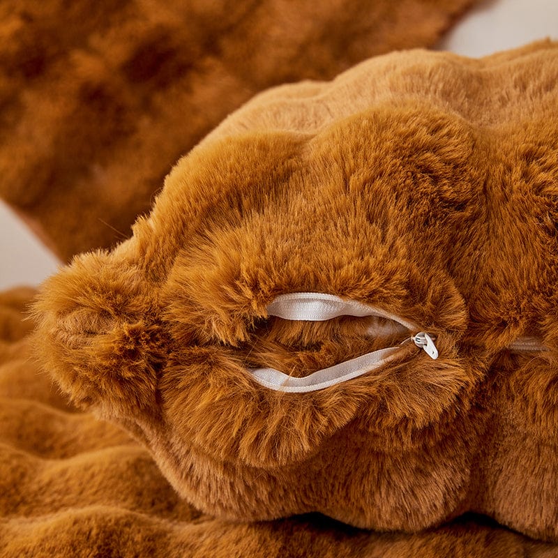 Housse de coussin marron en fausse fourrure moelleuse