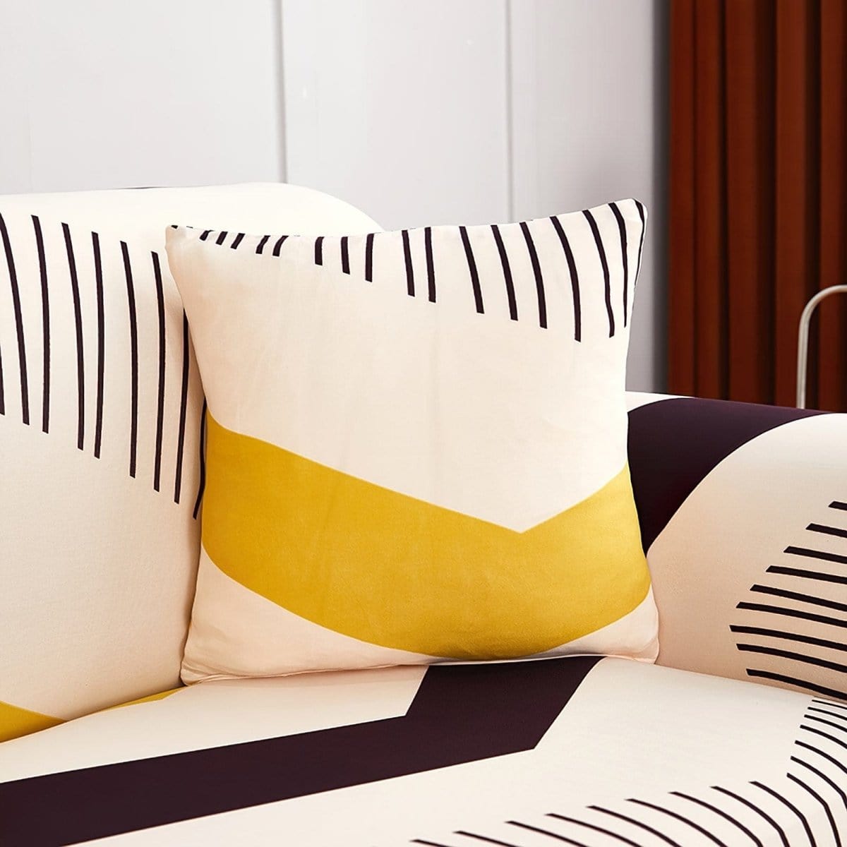 Deux housses de coussin extensibles sur un canapé moderne