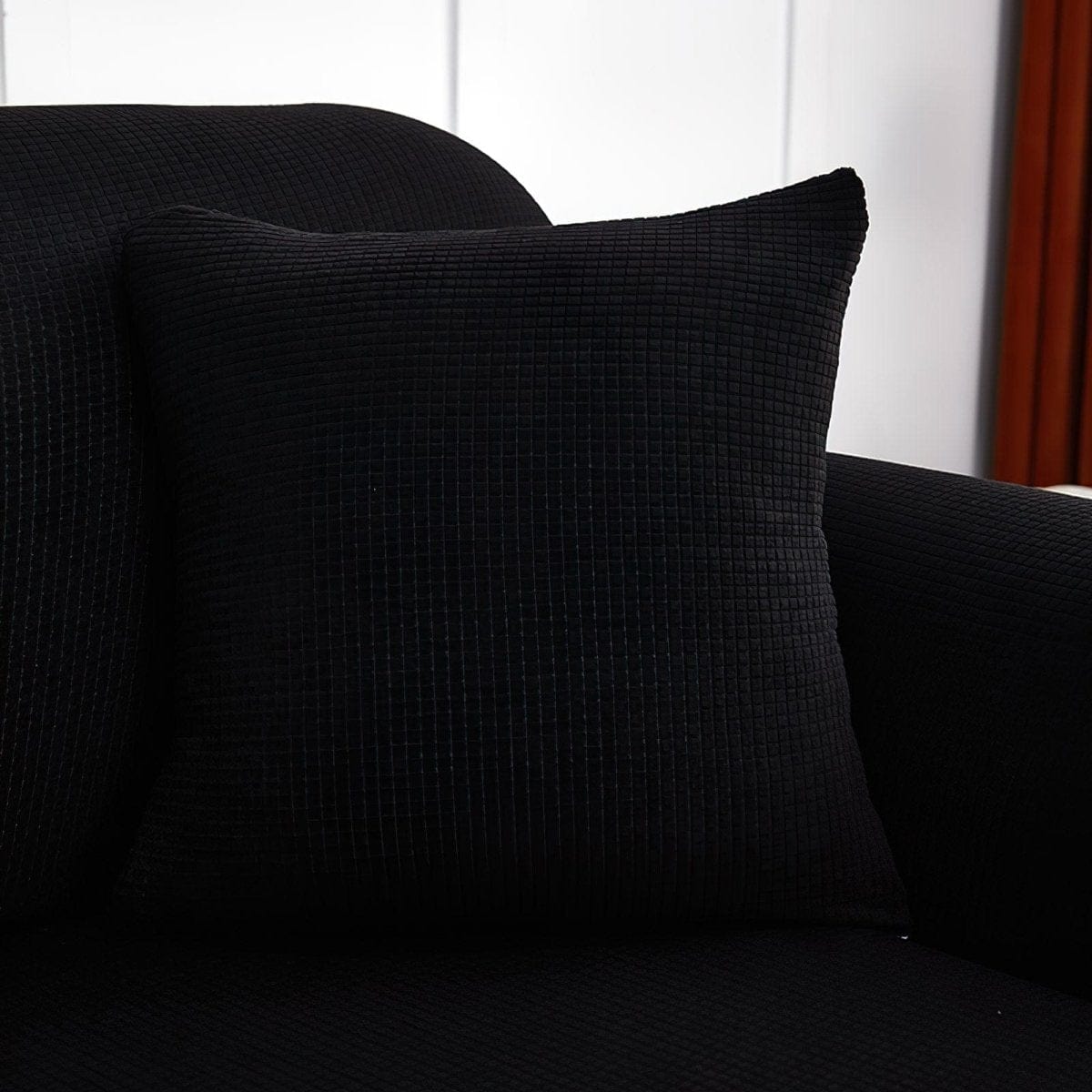 Housse de coussin noire imperméable sur canapé moderne