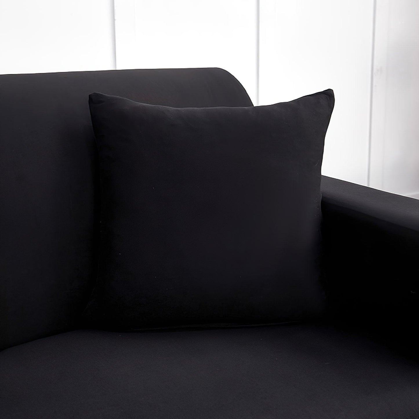 Deux housses de coussin noires sur fond blanc, tissu extensible