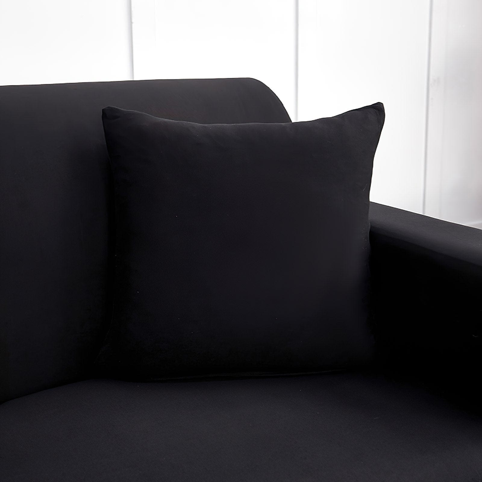 Deux housses de coussin noires sur fond blanc, tissu extensible