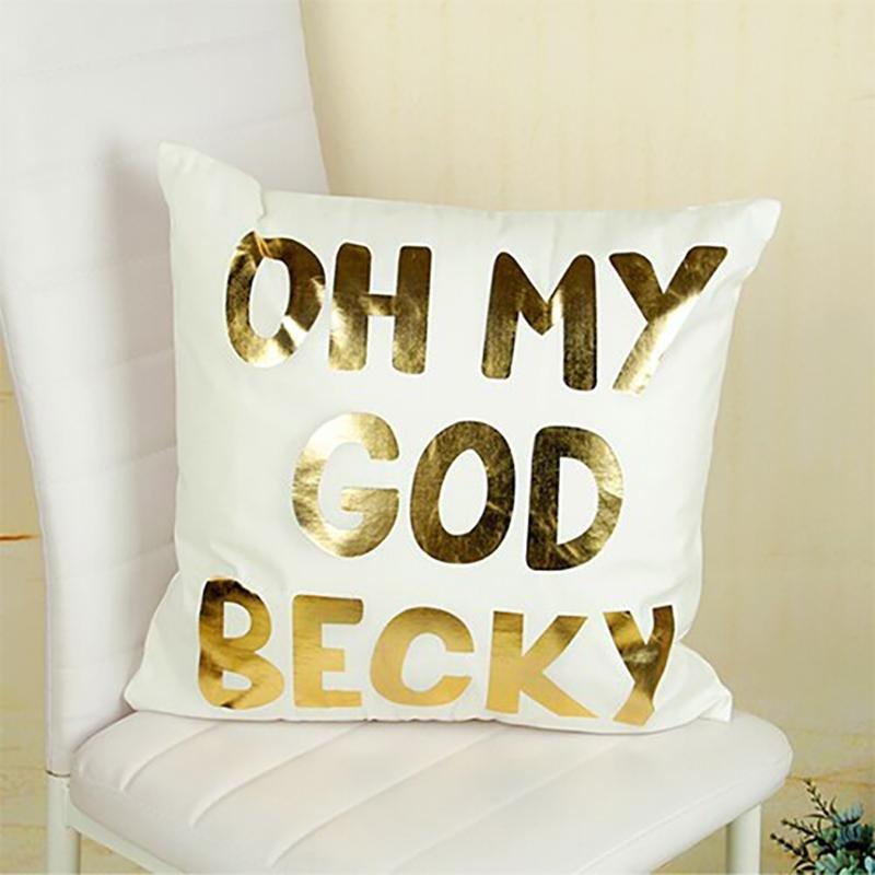 Housse de coussin extensible grise sur canapé moderne