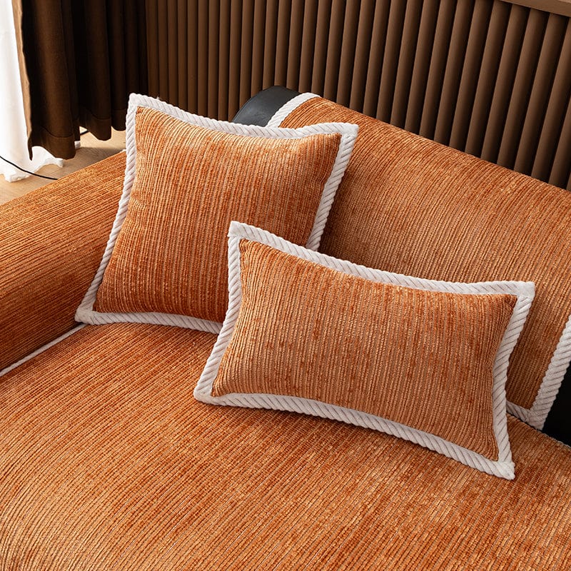 Housse de coussin orange en chenille côtelée sur canapé