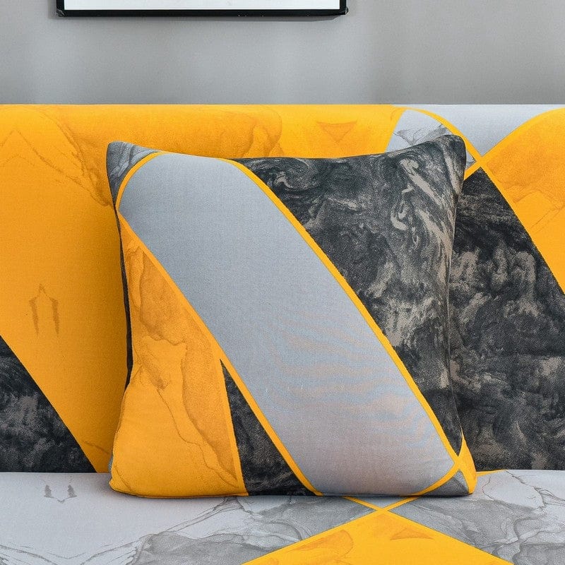 Deux housses de coussin orange extensibles sur canapé gris