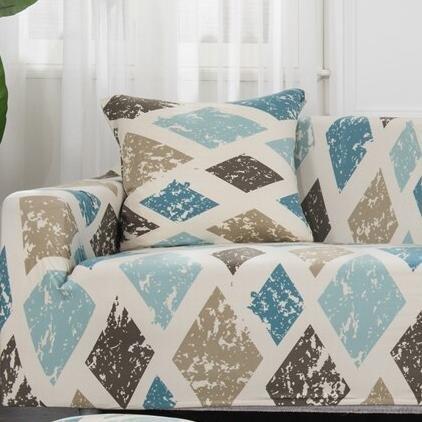 Deux housses de coussin pastel extensibles sur un canapé moderne