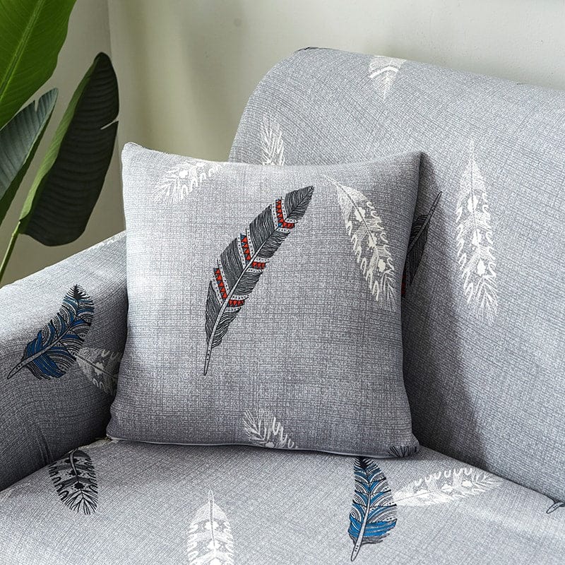 Deux housses de coussin extensibles sur un canapé gris