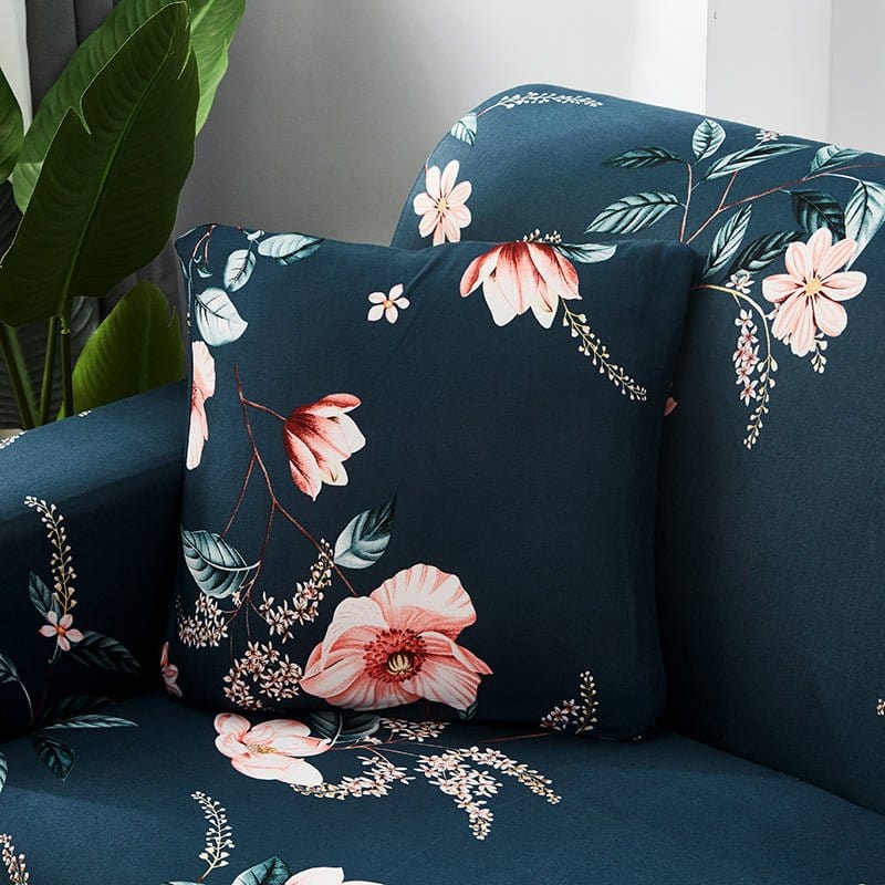Deux housses de coussin extensibles sur un canapé moderne